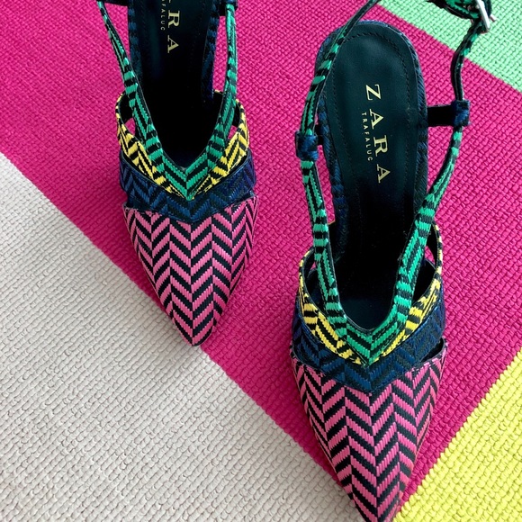 Weave Design Buckled Pumps - Picture 3 of 4